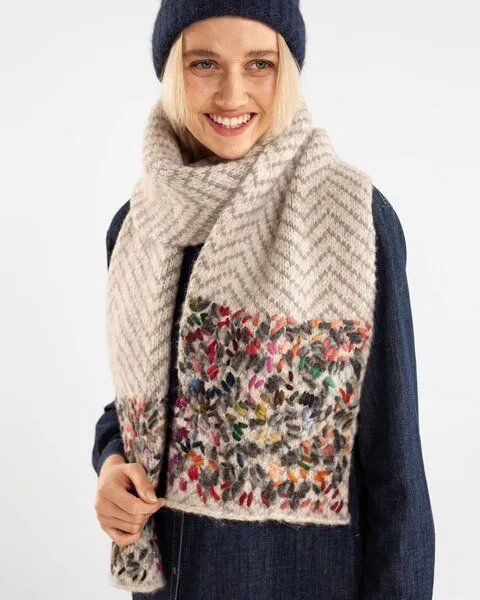 Alma & Lovis Alma & Lovis Der Kunstvolle: Schal mit aparter Stickerei aus Alpaka-/Woll-Mix | Embroidery Scarf, Ecru (grauweiß), – Produktbild 2 von 3