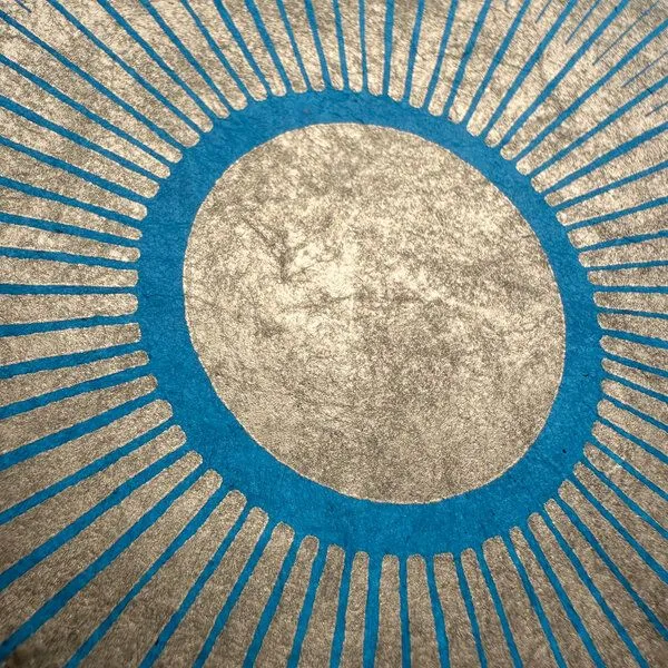 Veskor Cassiopeia Veskor Cassiopeia CENTRAL SUN Sonnen Linoldruck | 22 × 22 cm | Cyan-Blau, Bronze, – Produktbild 2 von 2