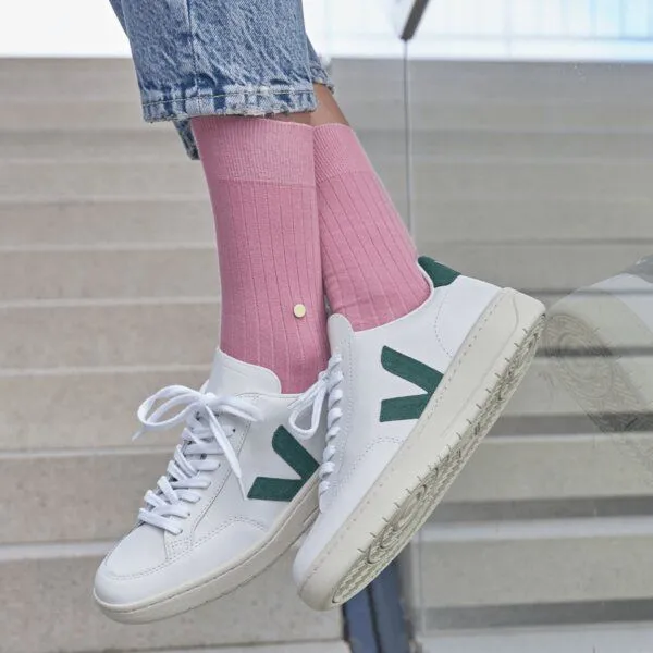 wysf. | what you stand for. wysf. | what you stand for. Socken, Rippenstrick mit Knopf, Bio-Baumwoll-Mix, Rosa (alltrosa), – Produktbild 1 von 4
