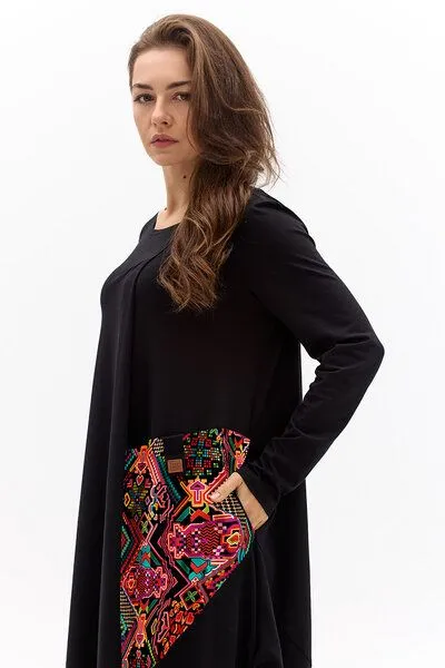 KOKOworld Kleid Tara – Maxikleid im „Ballon“-Stil – Langen Ärmeln – Seitliche Bänder zur Längenregulierung – Asymmetrische Nähte – Farbenfroher einzigartiger Print von KOKOworld – Fair produziert in Polen, Black telar (schwarz), – Produktbild 2 von 4