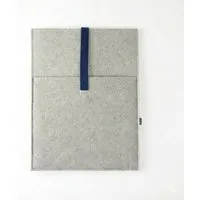 matilda k manufaktur matilda k. manufaktur Minimalistische Laptophülle aus Wollfilz 'max' mit Einsteckfach | für MacBook |Air| Pro 13|14|15|16 Zoll, Hellgrau-dunkelblau, – Produktbild 1 von 1
