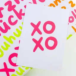 Bow & Hummingbird Bow & Hummingbird Postkarte "XOXO" aus Recyclingpapier – Produktbild 1 von 1
