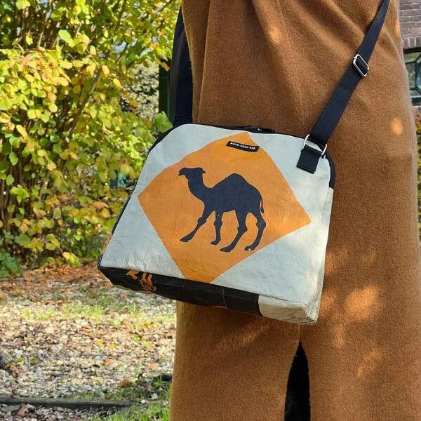 MoreThanHip MoreThanHip Schultertasche aus Zement- oder Tierfuttersäcken - Stylische Damentasche mit Charakter - Amara, Orange - kamel, – Produktbild 3 von 4