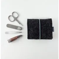matilda k manufaktur matilda k. manufaktur mini-maniküre-set 'jacob' (mit Nagelknipser) aus Wollfilz mit Rundgummi-Verschluß in vielen Farben – Produktbild 1 von 1