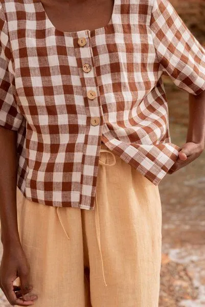 AmourLinen AmourLinen Maeve Leinenoberteil mit Knöpfen, Mokka-gingham, – Produktbild 3 von 4