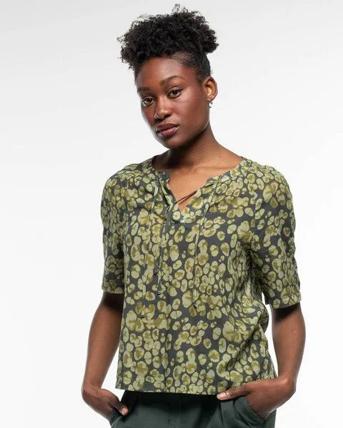Alma & Lovis Alma & Lovis Print-Bluse aus Bio-Baumwoll-Batist | Batist Gep Raglanbluse, Mineral green (grün), – Produktbild 3 von 4