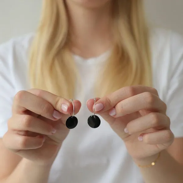 BELLYBIRD Jewellery BELLYBIRD Jewellery Ohrringe - emailliertes Plättchen, Anhänger aus Silber mit Emaille, Schwarz, – Produktbild 6 von 7