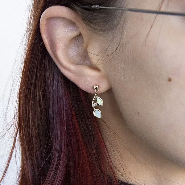 Eppi Eppi Ohrstecker mit Opalen in Blattform und Diamanten Corbett, Weiss, – Produktbild 4 von 4