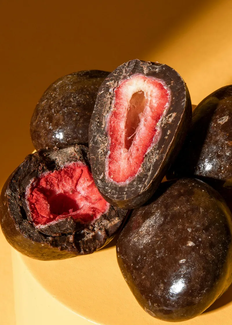 KoRo Gefriergetrocknete Erdbeeren in dunkler Schokolade 1 kg – Produktbild 1 von 5