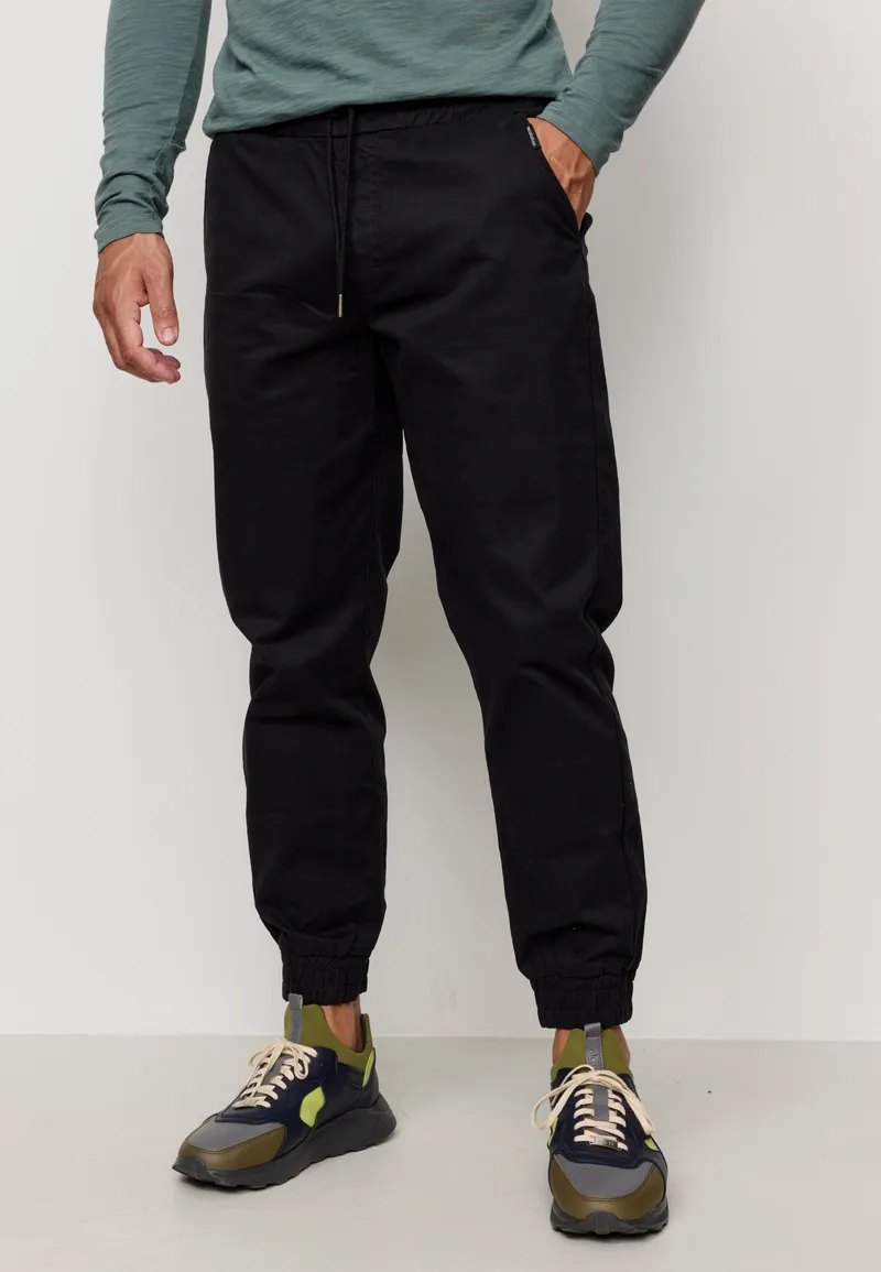 recolution Recolution Herren vegan Jogginghose Chino Musa Schwarz, Schwarz, – Produktbild 1 von 1