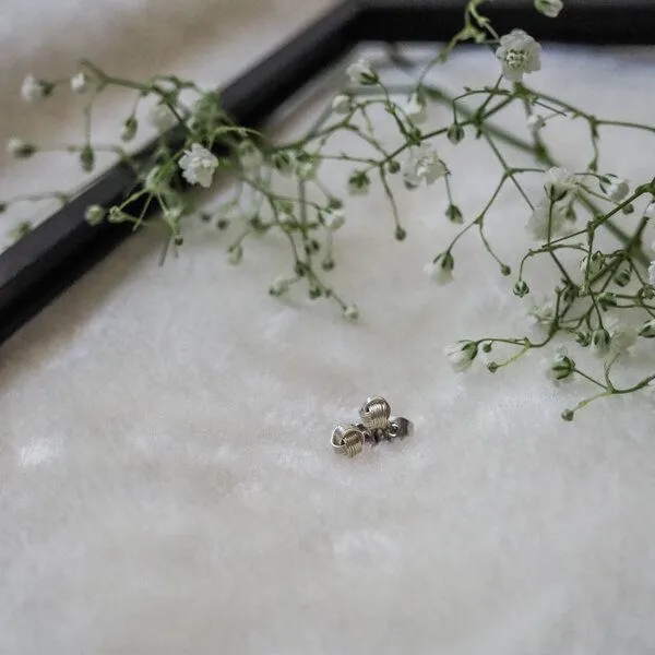 pakilia pakilia Silber Ohrstecker Knoten Fair-Trade und handmade – Produktbild 1 von 2