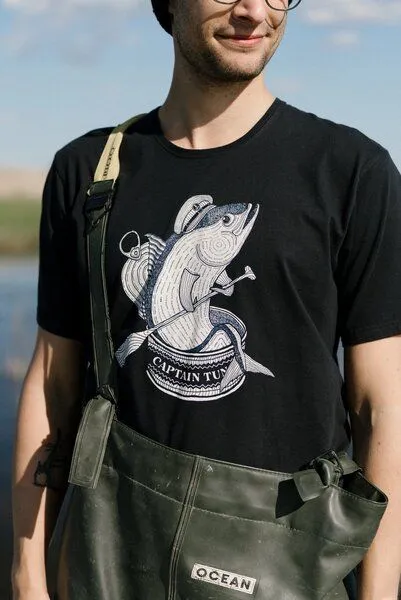 LAKOR LAKOR T-Shirt aus Bio-Baumwolle - Captain Tuna, Moonless night (schwarz), – Produktbild 1 von 3