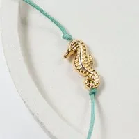 Bow & Hummingbird Bow & Hummingbird Armband auf Karte - Seepferdchen - Untertauchen, Salbei, – Produktbild 1 von 1
