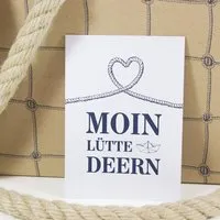 Bow & Hummingbird Bow & Hummingbird Postkarte "Moin lütte Deern" – Produktbild 1 von 1