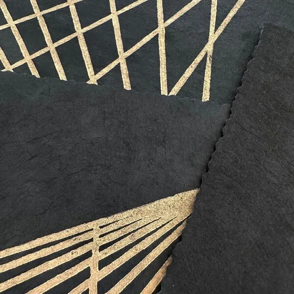Veskor Cassiopeia Veskor Cassiopeia TRIANGULAR GRID Linoldruck | 22 × 22 cm | Gold auf Schwarz – Produktbild 2 von 4