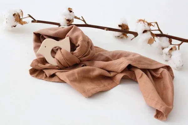 NoniKids Berlin NoniKids Berlin Schnuffeltuch Musselin Holz Greifling 10 Farben Bio Baumwolle, Koralle, – Produktbild 2 von 4