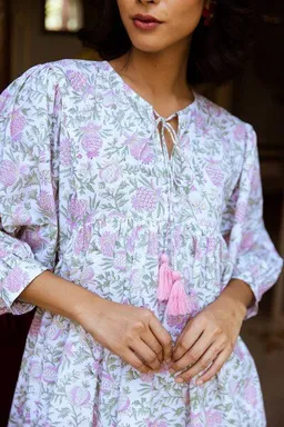 Haus of Namaste Haus of Namaste Ballonkleid kurz aus Bio-Baumwolle „Pink Pomegranate Dream Kurzkleid“ , handbedruckt mit veganen Farben – Produktbild 1 von 1