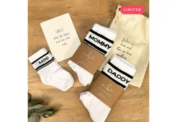 MeinBaby123® Tennissocken Geschenkset Schwangerschaft, Geschenk zur Geburt & Baby Shower (Set, 3er Socken Set inkl. Baumwollsäckchen und Karte) Geschenk frischgebackene Eltern, Familiensocken Mama Papa Baby – Produktbild 1 von 1