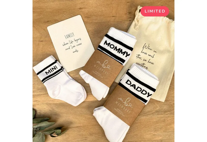 MeinBaby123® Tennissocken Geschenkset Schwangerschaft, Geschenk zur Geburt & Baby Shower (Set, 3er Socken Set inkl. Baumwollsäckchen und Karte) Geschenk frischgebackene Eltern, Familiensocken Mama Papa Baby, Schwarz, – Produktbild 1 von 5