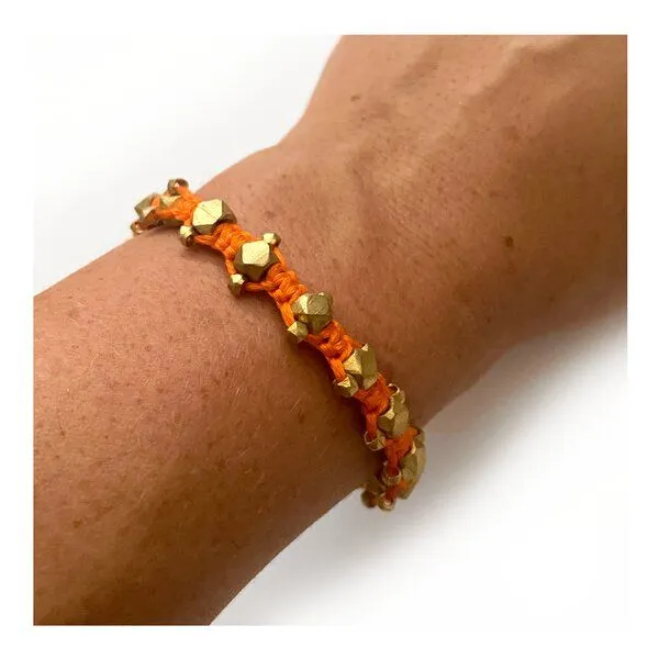 KIKOONI KIKOONI Dokra Armband Orange Shields – Produktbild 3 von 3