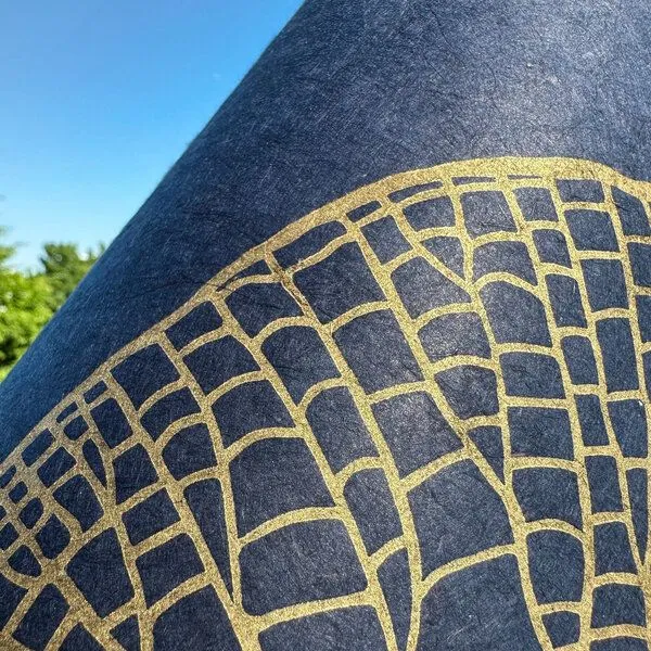 Veskor Cassiopeia Veskor Cassiopeia VICTORIA AMAZONICA Seerosenblatt Linoldruck | 37 x 50 cm | Lichtgold auf Tiefblau – Produktbild 3 von 4