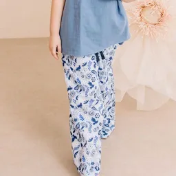 Walkiddy Kinderhose Bio-Baumwolle Blue Birds & Flowers – bequeme Alltags-Pants von Walkiddy für jeden Tag – nachhaltige, hautfreundliche & langlebige Qualität von Walkiddy – Produktbild 1 von 1