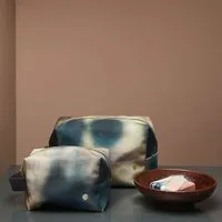 La Cerise sur le Gâteau La Cerise sur le Gâteau Cube Kulturtasche | Kosmetiktasche aus Bio-Baumwolle, Batik, – Produktbild 1 von 1