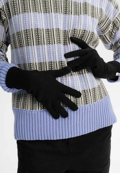 MELA MELA Bundle Feinstrick Mütze HIMMAT + Strick Handschuhe RISHI, Schwarz, – Produktbild 3 von 4