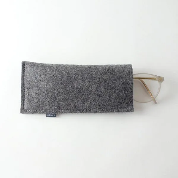 matilda k. manufaktur matilda k. manufaktur Brillenetui aus Wollfilz zum Einstecken in verschiedenen Farben 'justus', Dunkelgrau, – Produktbild 3 von 4