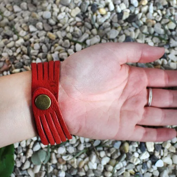 Mitienda Shop Mitienda Shop Armband aus Recycling-Leder Tira aus Indien, Rot, – Produktbild 3 von 3