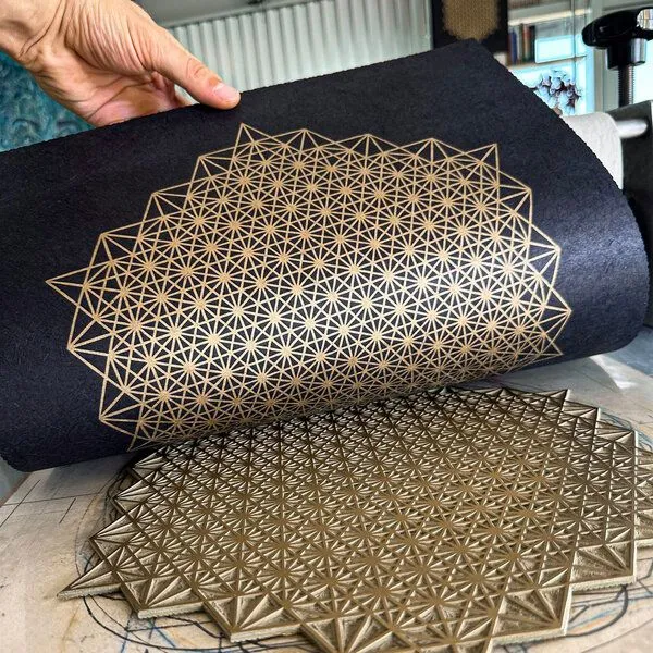 Veskor Cassiopeia Veskor Cassiopeia STERN TETRAEDER 512 Heilige Geometrie Linoldruck | 40 x 40 cm | Gold auf Schwarz – Produktbild 3 von 4