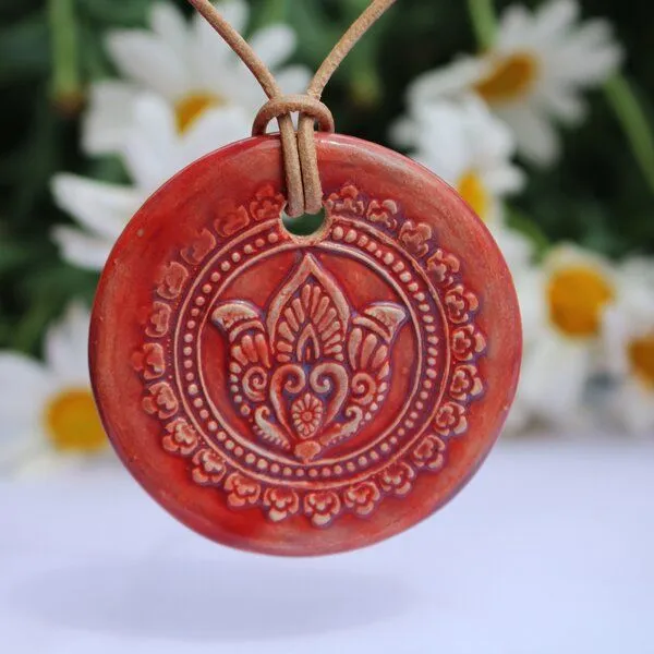 Schönes aus Indochina Schönes aus Indochina Schmuck aus Keramik, Medaillon Elefant, Lotus und Lebensbaum, Rot, – Produktbild 1 von 3