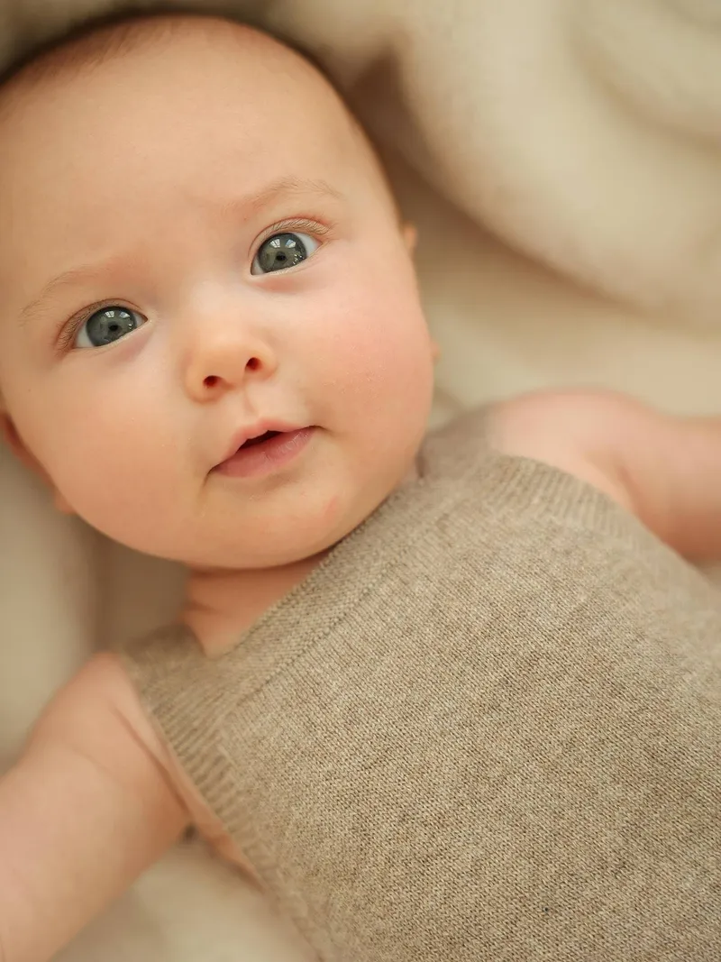 Envie De Fraise Baby Strick-Einteiler aus Merino und Kaschmir ENVIE DE FRAISE personalisierbar, Beige meliert, – Produktbild 3 von 4