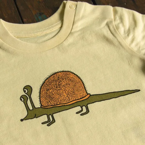 Cmig Cmig Baby T-shirt Schnigel (Schnecke & Igel), Butter yellow, – Produktbild 2 von 2