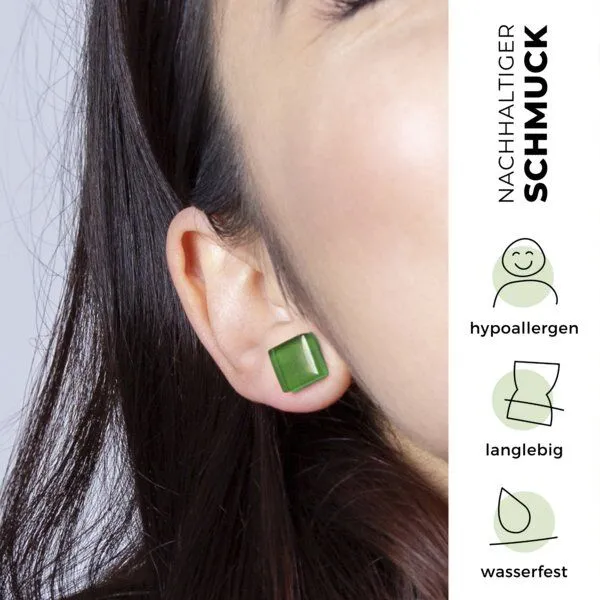 ALEXASCHA ALEXASCHA Minimalistische Ohrstecker, klein, aus Glas, Grasgrün, – Produktbild 3 von 4