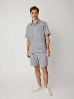 KnowledgeCotton Apparel KnowledgeCotton Apparel Herren vegan Shorts Ash Comfort Structure Mit Grauen Streifen – Produktbild 1 von 1