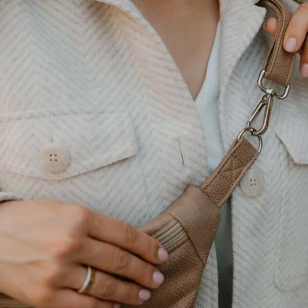 BOWLEANIES TASCHEN BOWLEANIES TASCHEN Große XXL Gürteltasche aus Lederfaserstoff, Hellbraun mit silber, – Produktbild 2 von 4
