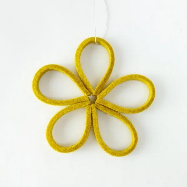 matilda k. manufaktur matilda k. manufaktur minimalistische zarte Filzblüten 'flora' – zeitlose Dekoration in vielen wunderschönen Farben, Curry, – Produktbild 1 von 4