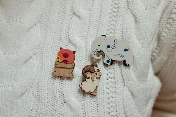 BeWooden BeWooden Holzbrosche „Elefant im Porzellan“ – Produktbild 4 von 4