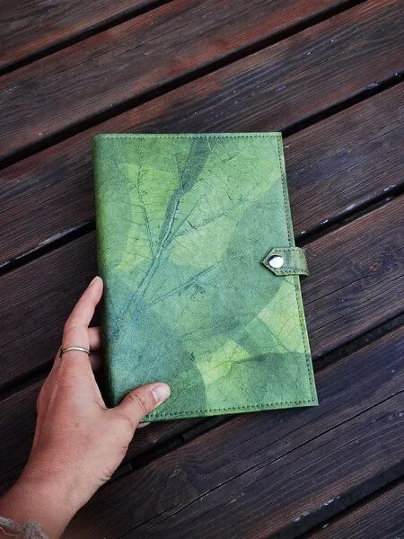 BY COPALA BY COPALA Notizbuch A5 unliniert, Nachhaltiges Journal aus echten Blättern, Tagebuch Blanko, Eco Friendly Sketchbook in grün, Geschenk für Sie & Ihn, Grün, – Produktbild 2 von 4