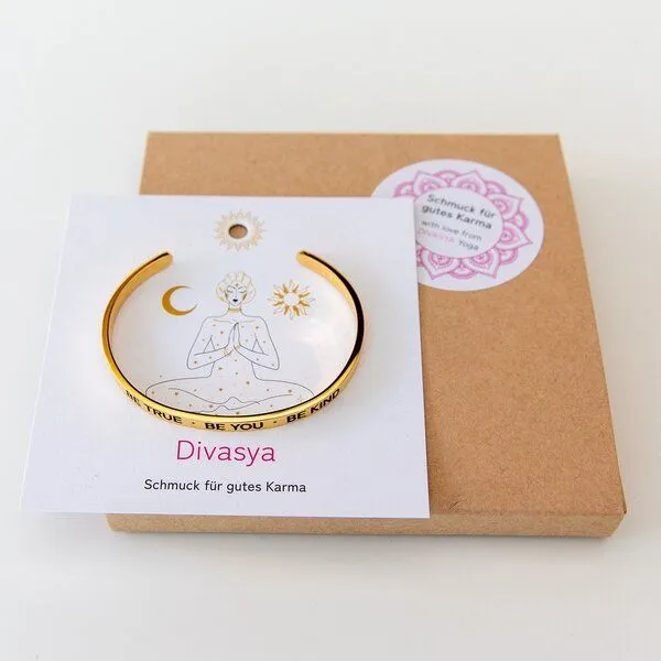 Divasya Divasya Armreif mit Gravur | vergoldet | "Be true - be you - be kind" – Produktbild 2 von 4
