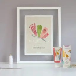 KINDACUTE KINDACUTE Hello Little One | Babyposter inkl. Rahmen | zum ergänzen mit Babys Fußabdruck – Produktbild 1 von 1