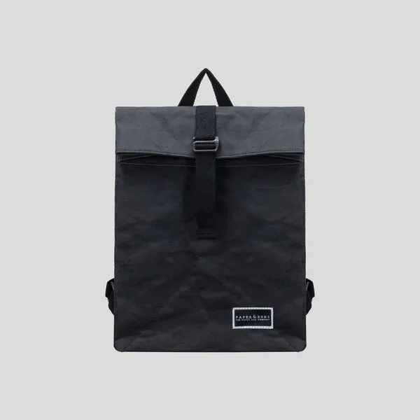 Paper & Sons Paper & Sons Geschenkset Rucksack aus Kraftpapier Oak + Kulturbeutel, schwarz, Rolltop Rucksack Damen & Herren, 13 Zoll Laptopfach – Produktbild 2 von 4