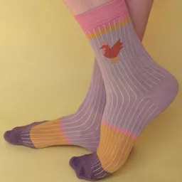 Fräulein Prusselise Fräulein Prusselise Huhn Socke colourblock Rippe Hahn Henne Hühner Ostern Bauernhof rosa, gelb – Produktbild 1 von 1