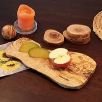 NATUREHOME NATUREHOME Servierbrett Schneidebrett Baumscheibe Olivenholz Naturschnitt – Produktbild 1 von 1