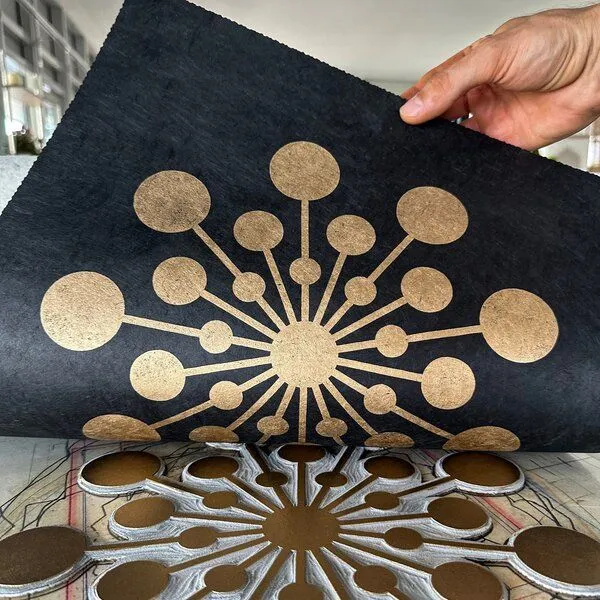 Veskor Cassiopeia Veskor Cassiopeia STARBURST Kornkreis Linoldruck | 40 × 40 cm | Gold auf Schwarz – Produktbild 2 von 4