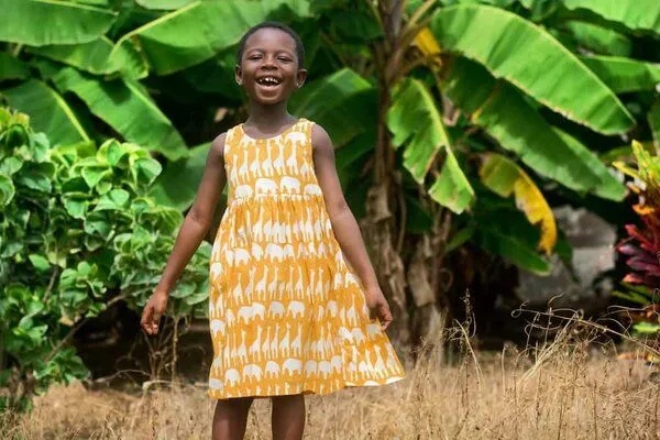 Global Mamas Global Mamas Bio Kleid Girls - SUNDRESS - Sahara, Sahara (gelb), – Produktbild 2 von 3