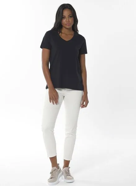 ORGANICATION ORGANICATION Damen Basic T-Shirt aus Bio-Baumwolle mit V-Ausschnitt, Black, – Produktbild 2 von 4