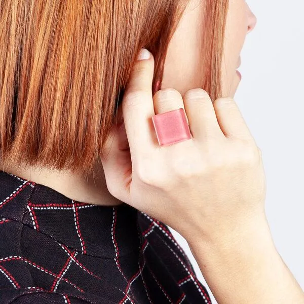 ALEXASCHA ALEXASCHA Geometrischer Statement Ring aus Glas PUREFORM, Rosenquarz rosa, – Produktbild 3 von 4