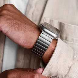 VONMÄHLEN VONMÄHLEN Link Bracelet Pro Titanium für Apple Watch Silber 42 (Series 1/2/3)/44/45/46/49mm – Produktbild 1 von 1